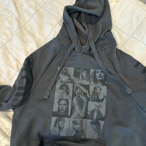 Eras tour - “black hoodie” (m) Taylor swift